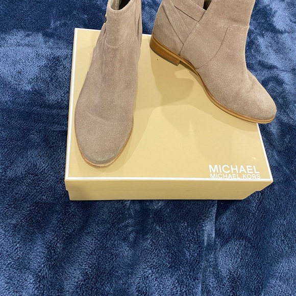 ⭐️PRICE⬇️  
Michael Kors - Khaki Salem Bootie - 7M - Picture 3 of 10